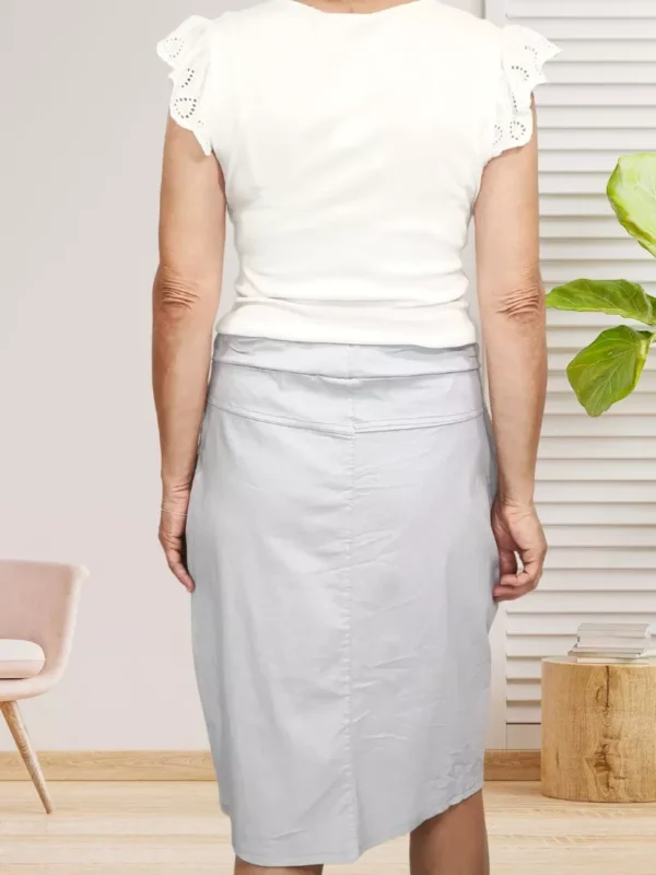 jupe-courte-droite-gris-clair-ds jupe courte droite gris clair pour femme vue de dos