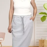 jupe courte droite gris clair pour femme vue de face