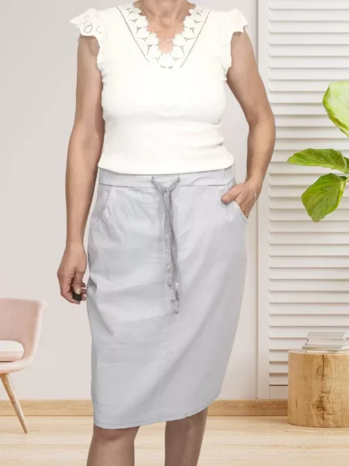 jupe courte droite gris clair pour femme vue de face